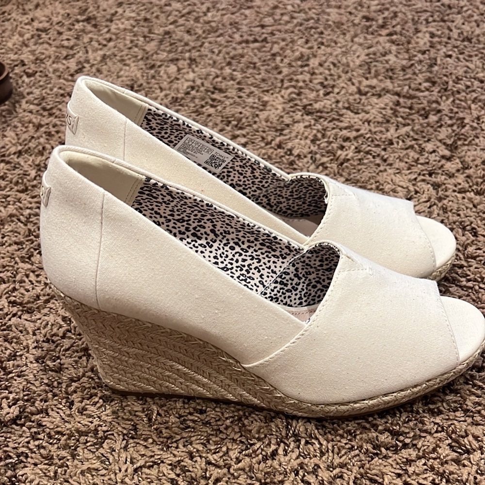 NWOT (TOMS peep toe wedge)